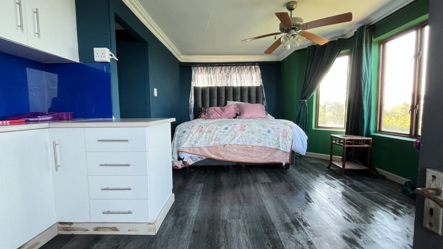 6 Bedroom Property for Sale in Herolds Bay Western Cape